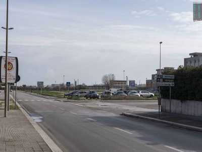 L'area di sosta in cui � parcheggiato il camper di Giuseppe e Benedetta si trova in via Caduti del 28 luglio 1943, praticamente di fronte alla spiaggia di Pane e pomodoro